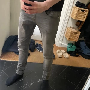 Grå Replay jeans - Säljer ett par grå jeans från Replay. modellen är thad. storleken är 158 men jag skulle säga att det inte stämmer för modellen på första bilden är 168  och det passar helt perfekt👌. Säljer för att det helt enkelt inte passa längre och jag ska köpa nya🙌. om ni har några frågor kontakta mig👍.