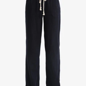 Svarta linnebyxor med snörning - Snygga svarta linnebyxor med avslappnad passform och vit snörning i midjan. Använda en sommar så i bra skick