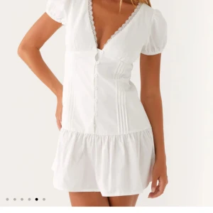 Studentklänning  - Min superfina studentklänning sedan 2025. Använd en gång (i toppskick). Heter ”Exclusive simply yours mini dress” på Peppermayo. Nypriset är 1100 svenska kronor ca, och nu även om jag älskar klänningen säljer jag den vidare som studentklänning. Verkligen den perfekta studentklänningen. Storlek 32, vilket passade som en xs! KAN ABSOLUT SÄNKA PRIS VID SNABB AFFÄR