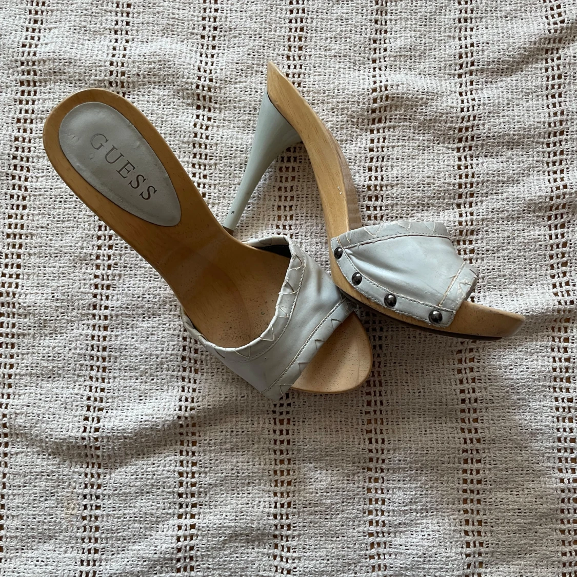 Guess ljusgrå klackade sandaler