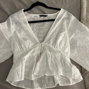 Vit blus från Zara - Blus från Zara i storlek S. Aldrig andvänd då jag råka ta bort prislappen då jag pröva den.🫶🏼