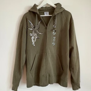 Rhinestonehoodie från One of one - Säljer en riktigt snygg olivgrön rhinestone hoodie från One of one. Bra skick. Alla stenar kvar. Pris kan diskuteras, hör av dig vid minsta fråga!