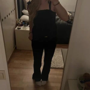 Svarta kostymbyxor bikbok lågmidjade  - Säljer ett par svarta byxor med rak passform. De har en klassisk look och passar perfekt till en chill vardagsstil. Byxorna är midwaist och har en enkel design utan synliga detaljer. Perfekta att matcha med både stickad tröja eller linne.