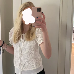 Vit blus med knyt och spetsdetaljer - Superfin vit blus med korta puffärmar och vackra spetsdetaljer. Kommer från Veromoda storlek s.  Väldigt sparsamt använd. Skriv för fler bilder eller frågor 💕💕