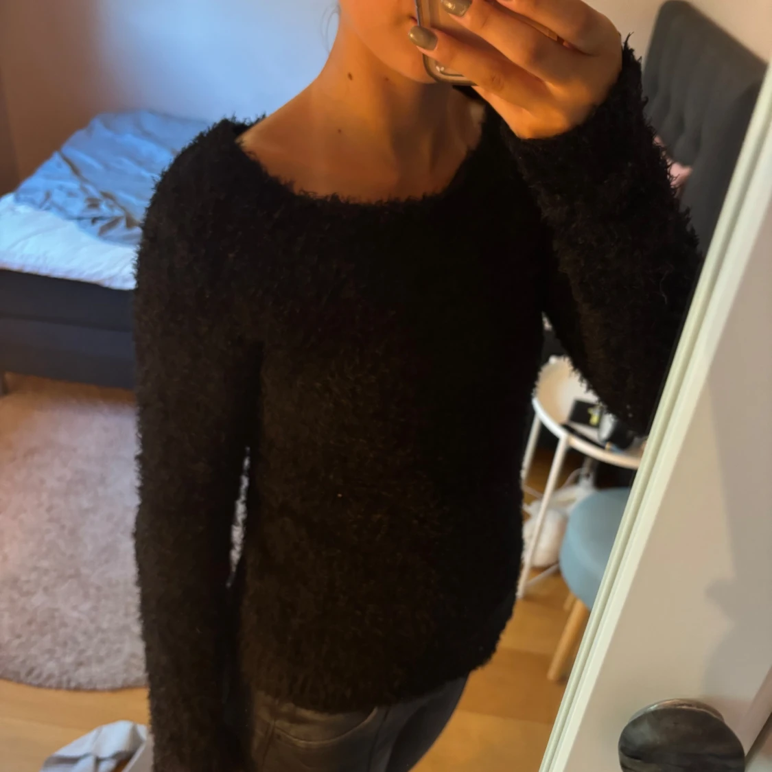 Svart fluffig långärmad tröja - 1