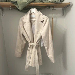 Kappa - Beige kappa från Bubbleroom, prislapp är kvar, endast testad.