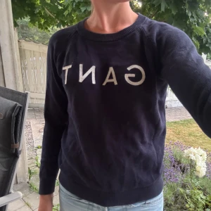 Mörkblå stickad tröja från Gant - Fint skick 