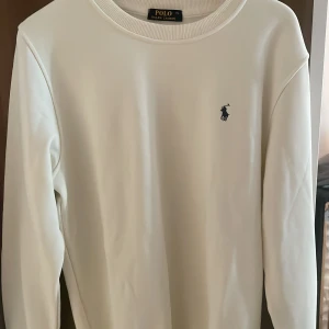 Vit sweatshirt från Polo Ralph Lauren XL - Säljer en stilren vit sweatshirt från Polo Ralph Lauren i storlek XL passar även M 