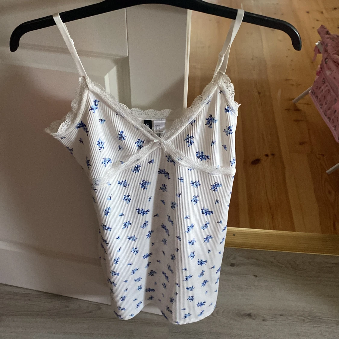 Vit blommig linnetopp från H&M Divided