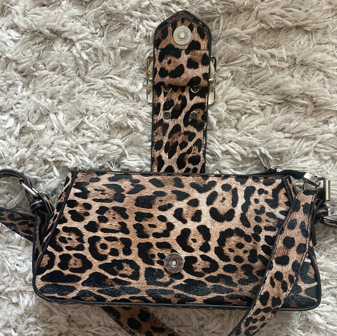 Leopardmönstrad axelväska med spänne - 3