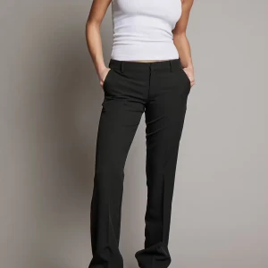 Kostymbyxor från Bikbok - Jag säljer mina fina low waist kostymbyxor från Bikbok! De är i modellen Vera och i regular längd. Innerbens längd: 82cm. Jag säljer dem för att de är för små. Jag köpte dem i oktober för 499kr!