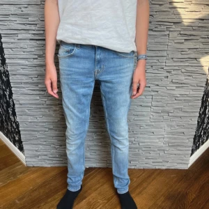 Ljusblå  jeans Tiger of Sweden - Säljer nu dessa tiger of sweden jeans i storlek W29  Mått: 36  Längd: 99  Bredd:  Skickar oftast samma dag