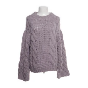Lila stickad tröja  - Från NAKD, storlek xxs/xs. Kommer aldrig till användning 