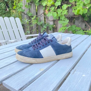 Valentino fly crews - Säljer ett par feta merinblå fly crews , dom är i hyfsat bra skick , 4 nitar är borsta på vänster skon och 1 nit är borsta på höger skon ,box ingår även fast hade bara inte tillgång till den på bilden,  dom är mörkare i värkligen än på bilden , storlek 39 men passar även 40 , skriv för frågor eller likande 🤗