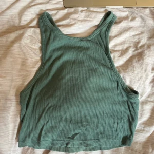 Grön crop top - Grön crop top som kan användas till lite vad som helst! Fungerar både vid ett träningspass, en varm stranddag eller vanligt hemmahäng. 