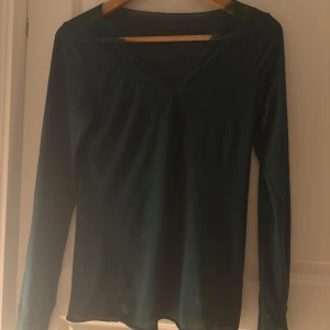 Grön intimissmi tröja - grön intimissimi tröja i strl S. Finns lite noppror men helthetsmässigt är den fin💘