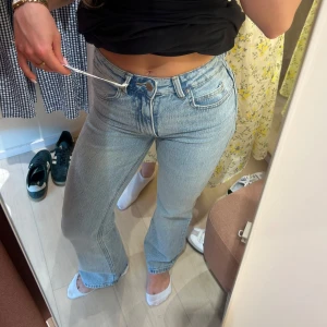 Gina classic boot jeans - Säljer ett par till i en mörkare färg i storlek 36‼️Jätte lika Levis 501. Helt nya, lappen kvar. Säljer pga köpte 2 storlekar och säljer en. Pris kan diskuteras