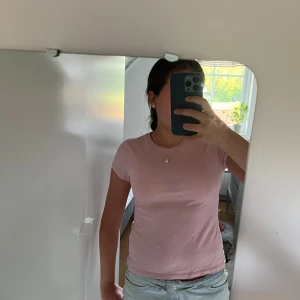 Rosa T-shirt - Snygg enkel T-shirt från H&M stl 146-152 men sitter som XXS eller XS💞