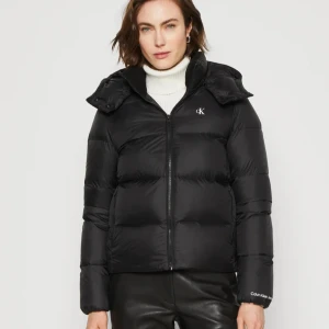 Svart vinterjacka från Calvin Klein - Underbar vinterjacka som både är varm och vattenavvisande från Calvin Klein. Inga defekter alls!! Storlek S, nypris 2959kr⭐️⭐️ Perfekt till vardags under vintern☃️☃️