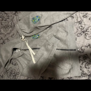 Screwloose set (limited drop) - Säljer screloose set som har använt några gånger Hoodie (S) Mjukisbyxor (M) 