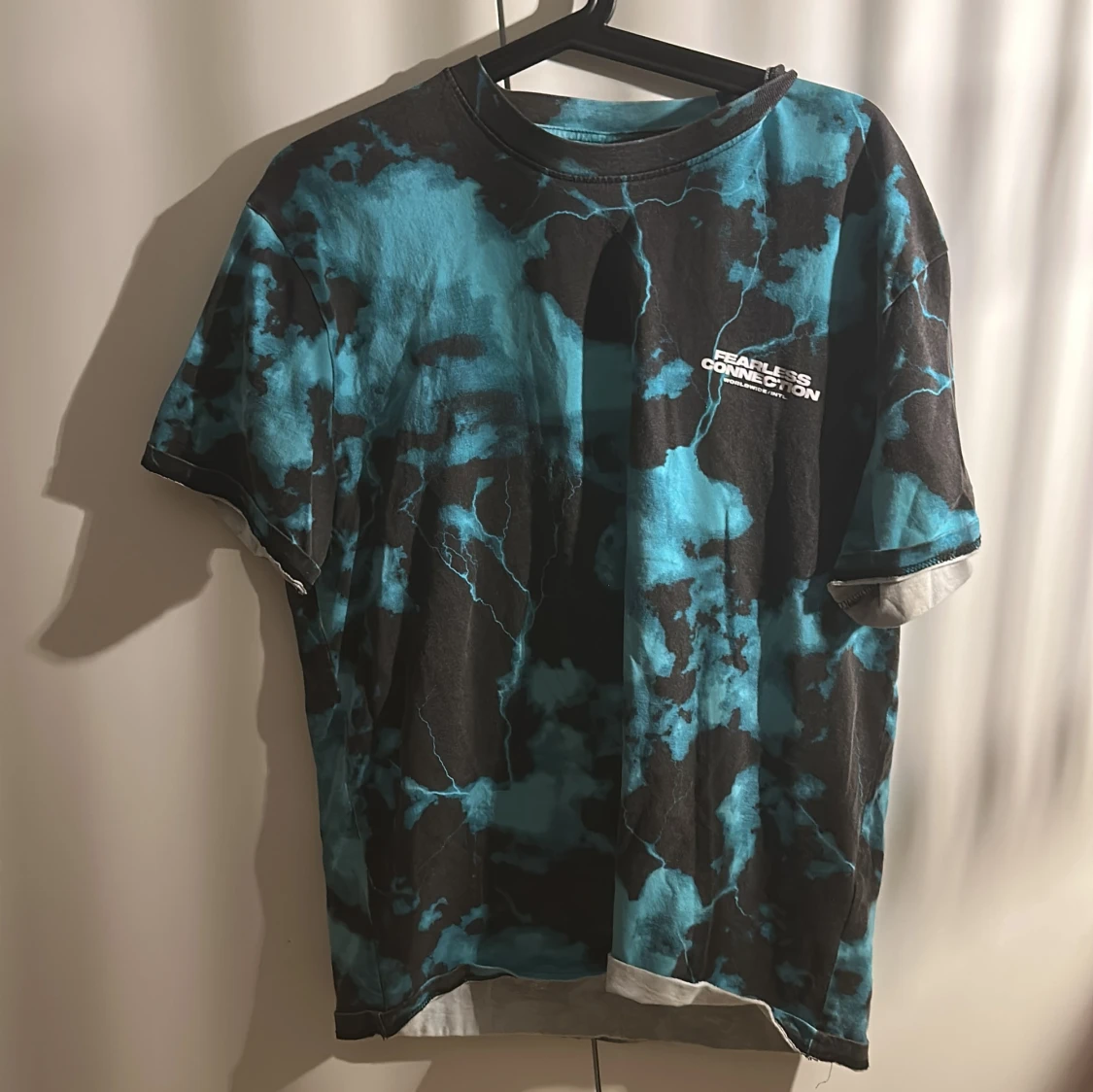 T-shirt med blixt mönster 