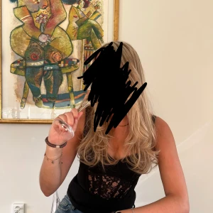 Svart korsettopp med spetsdetaljer - Snygg svart korsettopp från Zara med vackra spetsdetaljer. Toppen har breda axelband och en elegant design som framhäver figuren. Perfekt för en stilfull look.