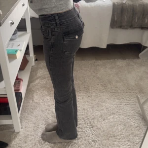 Grå jeans från Gina Tricot - Snygga grå jeans från Gina Tricot. Tall modell - Stl 164💞 Jag är 175cm lång och de funkar för mig men är på gränsen till för korta! 