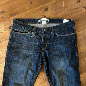 Mörkblå jeans från J.Lindeberg - Tvär feta J.Lindeberg jeans med en mörkblå wash och rak passform W30/L34, priset kan diskuteras!