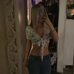 Shein - Vit blommig croptop ifrån shein i storlek xs, aldrig använt