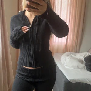 Svart set - Knappast använt, inga defekter men möjligen något nopprig. 