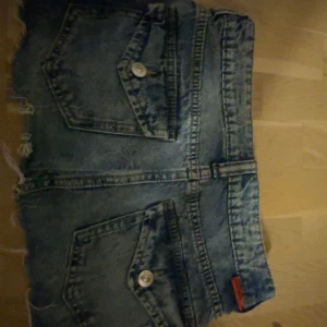 Snygg jeanskjol med fickor  - Säljer min älskade kjol då den är för liten för mig 🙏 Den är begagnad sen förr men den är i superbra skick. Kjolen är för liten vilket resulterat i att jag aldrig har använt den, är 161 och har 25-26 i storlek på jeans eller också xs-s 😋