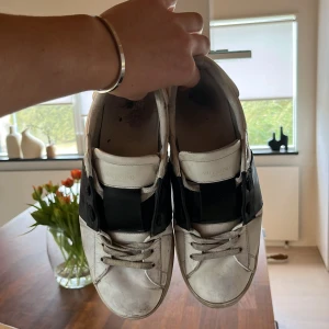 Valentino sneakers med svart detalj - Säljer mina valentino open då de är för små. Skorna är väl använda därav priset. De är äkta och köpta här på plick. Tvättar absolut skorna innan de skickas om de så önskas. Hör gärna av er vid frågor!