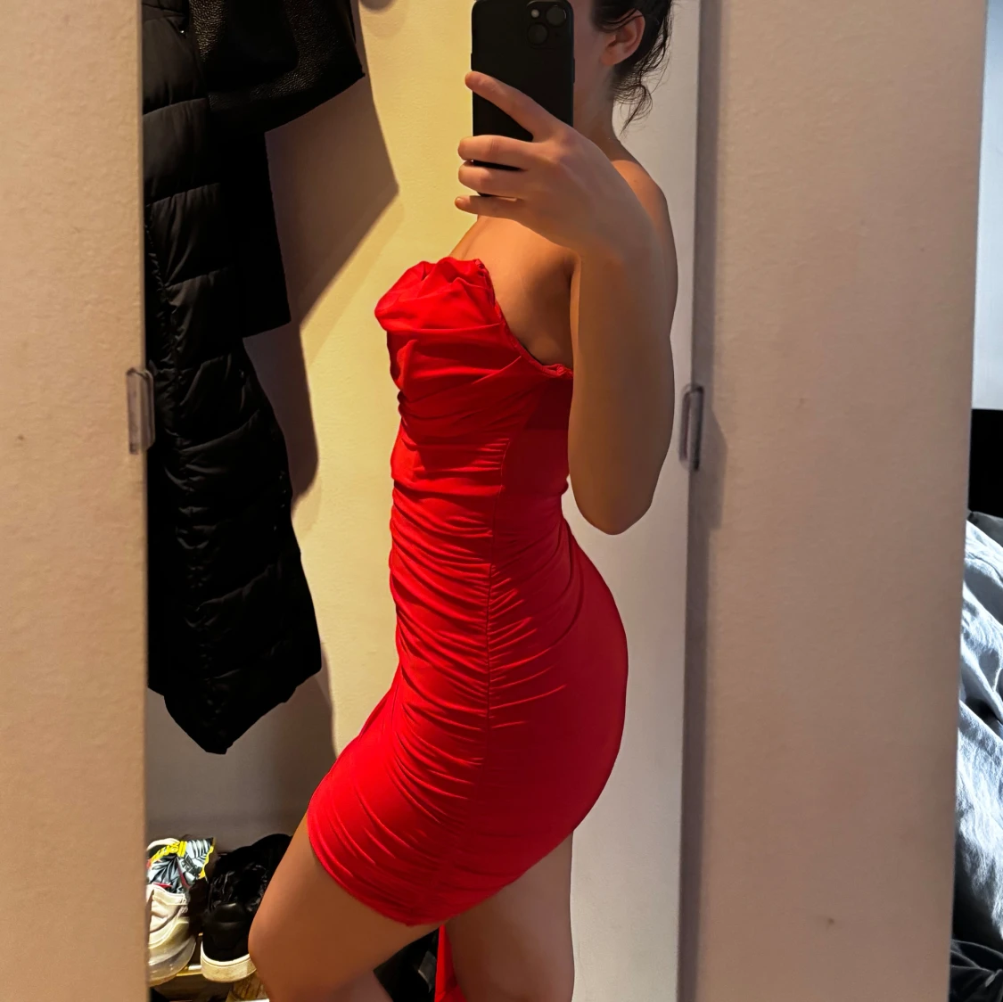 Röd axelbandslös klänning - 2