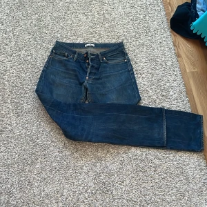 Acne Jeans mårk blå ny skick  - Snygga mörkblå jeans från Acne Jeans med klassisk femficksdesign och knappgylf. Tillverkade i 100% bomull för en bekväm passform. 