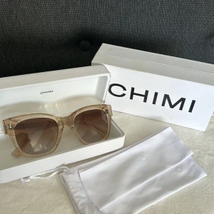 Beige solglasögon från Chimi - Snygga beiga solglasögon från Chimi i modellen 07 och i färg Ecru. Perfekta för soliga dagar och kommer med original förpackning (se bild). De är i väldigt bra skick och köpta förra sommaren, de har inte några repor. Jag säljer dem för 900❤️ (ordinarie pris 1400kr). Pris går att diskutera och jag är öppen för byte mot andra glasögon från chimi, letar efter svarta i denna modell eller i en större modell. Jag kan mötas upp eller frakta. Skriv vid ytterligare bilder eller frågor!☺️