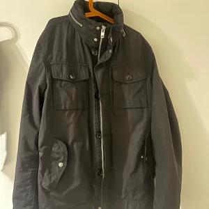 J.lindberg jacka - Säljer denna snygga j Lindberg jacka. Den är ganska tunn. Passar perfekt nu inför våren. Mina bilder är så dåliga jag vet, går att fixa bättre ifall intresset finns. Nypris typ 6000 kr. Tänker mig 1100 kr typ möts i Stockholm eller fraktar. Storlek S. Den ser lite smutsig ut på bilderna, men den är ren i verkligheten 