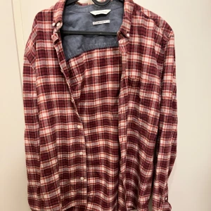 Rutig skjorta från Samsøe & Samsøe - Snygg rutig skjorta i rött och vitt från Samsøe & Samsøe.