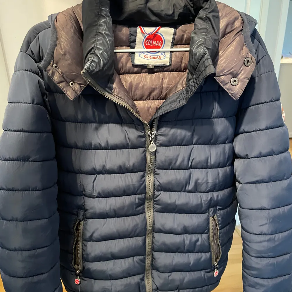 Typ helt oanvänd colmar jacka. Den är i väldigt bra skick, storlek s/m. Blå jacka och i bra skick 9/10 pris kan diskuteras. Om du har några frågor så är det bara att skriva till mig!. Takit.