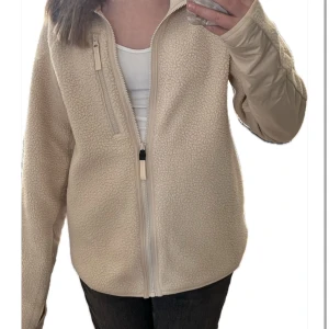 Beige teddyjacka  - Lappen är kvar! Passar perfekt nu till våren och sommaren Är i storlek S, Nypris 450kr💕skriv om ni undrar något och pris går att disskuteras💕💗🌸