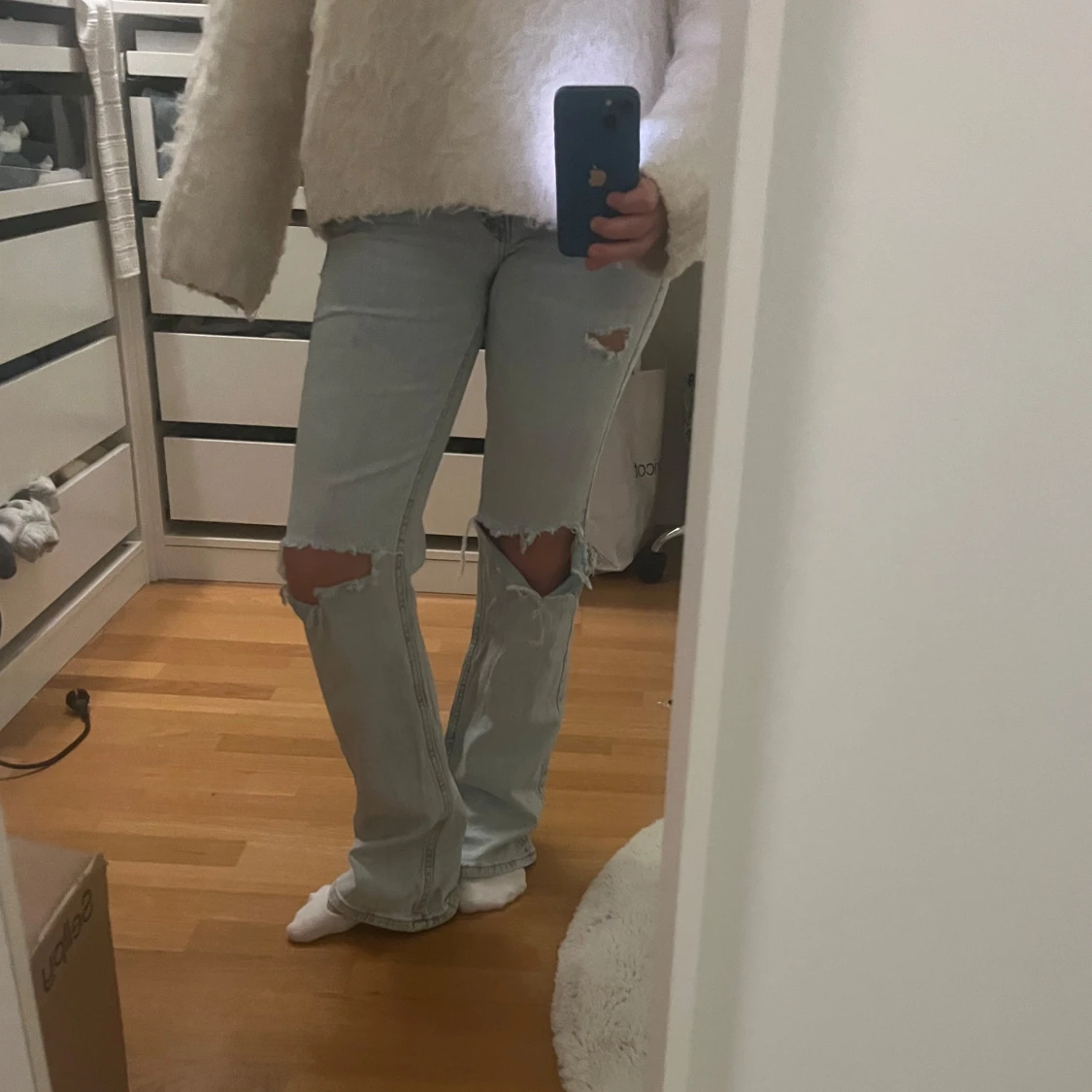 Ljusblåa jeans med hål och slitningar - 1