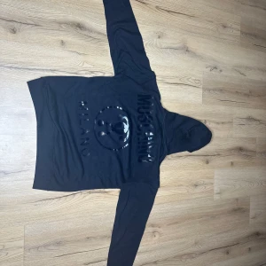  Moschino hoodie - Snygg Mörkblå hoodie från Moschino med tryck på ryggen och bröstet. Den har en klassisk design med huva och dragsko. Perfekt för en stilren look Aldrig använd .