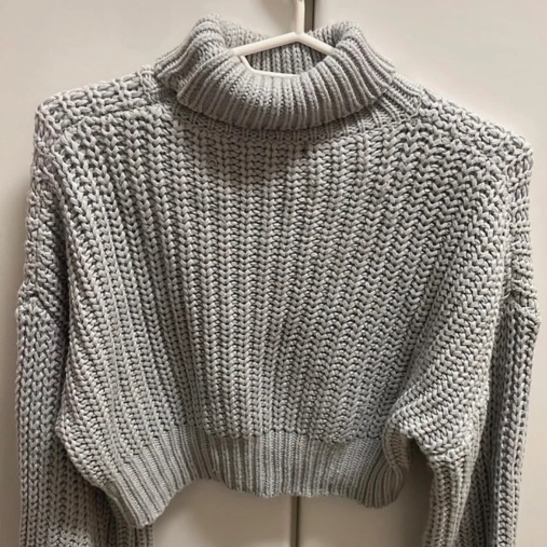 Grå stickad polotröja