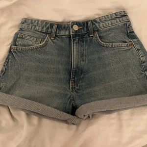 Blå jeansshorts från Zara - Superduper snygga shorts från zara, aldrig använda o har kvar lappen💗💗priset går att diskutera