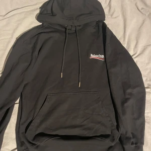 Balenciaga hoodie - Kostar 9800 nypris och är äkta skriv privat för specifika bilder på tröjan. Tröjan är storlek M men passar S, inga skador eller liknande den är som ny knappt använt den