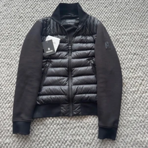 Svart pufferjacka från Mackage - Jag säljer en stilren Mackage cardigan. Den är i bra skick och ser väldigt fräsch ut. Nypriset var 6200 kr, men mitt pris är 2200 kr. kom DM för mer information 💫🙌 