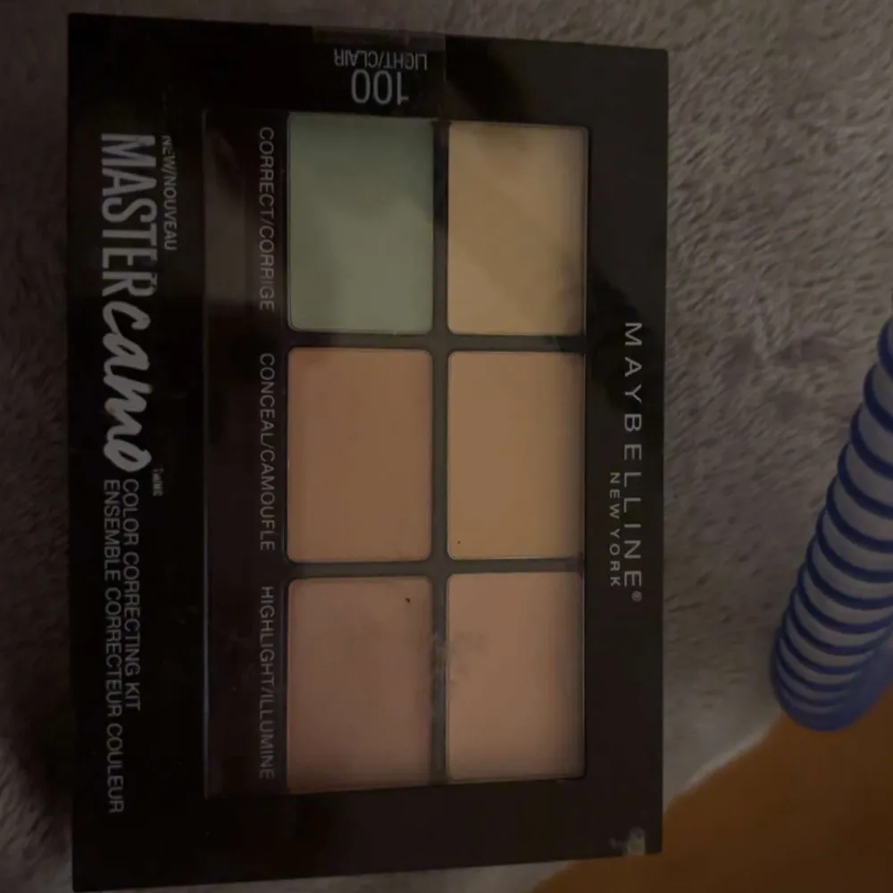 Maybelline Master Camo Color Correcting Kit med sex nyanser för att korrigera, kamouflera och highlighta. Perfekt för att jämna ut hudtonen och dölja ojämnheter. Finns i två olika färgkombinationer för olika hudtoner.. Beauty.