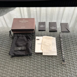 Valentino Armband - Valentino Bracelet | Skick: 7,5/10 | Nypris: ca 3500kr | Storlek: Justerbart | Allt og medföljer vid köp | Hör av dig vid fundering! | Active Essentials