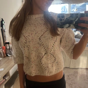 Beige stickad tröja - Säljer en beige stickad tröja med korta armar . Tröjan är croppad och har en avslappnad passform, perfekt för allt. Passar bra till både jeans och kjol. Perfekt för vår och sommar! Älskar den men kommer tyvärr inte till användning😇Inga defekter. Pris kan ändras vid snabb affär, använd er gärna av köp nu💞har du några frågor eller funderingar eller vill ha fler bilder är det bara att skriva😇💞