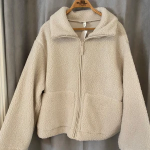 Beige teddyjacka med dragkedja - Mysig beige teddyjacka med dragkedja framtill. Aldrig använd endast testad. Säljer då jag inte haft användning för den. Storlek XL men är mer som en M. ❤️