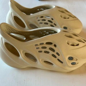 Yeezy Foam Runner ”Sand” - Säljer ett par Foam Runner i färgen Sand. Aldrig använda utomhus, bara provade. Säljer på grund av dem var för små eftersom fick dem i födelsedagspresent. Box följer med. Hör gärna av er vid funderingar!